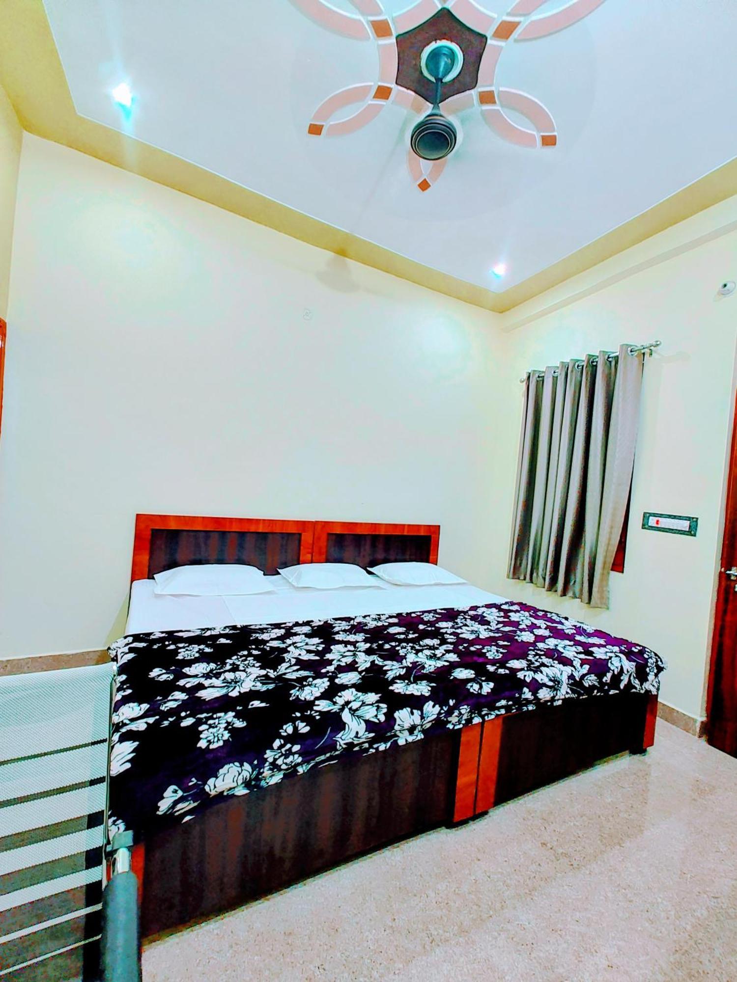 Hotel Raghukul Ayodhya Exterior photo